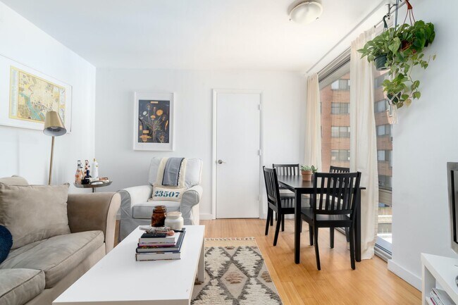 Photo - Sunlit 1BR Apartment with a Versatile Second Room at Claridge House