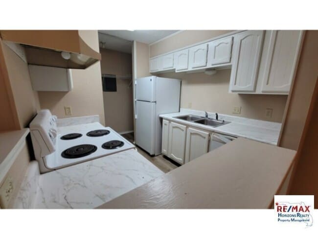 Photo - Wonderful totally remodeled condo with **POOL**