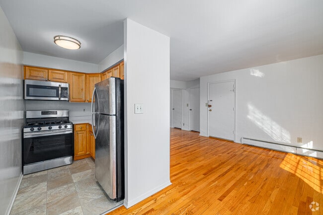 1BR, 1BA - 599SF - Kitchen/Living Room
