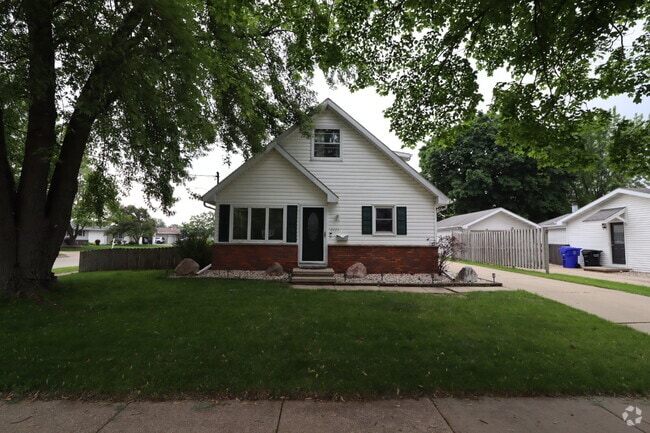 Building Photo - "Spacious 4-Bedroom 2 Bath with Finished B... Rental