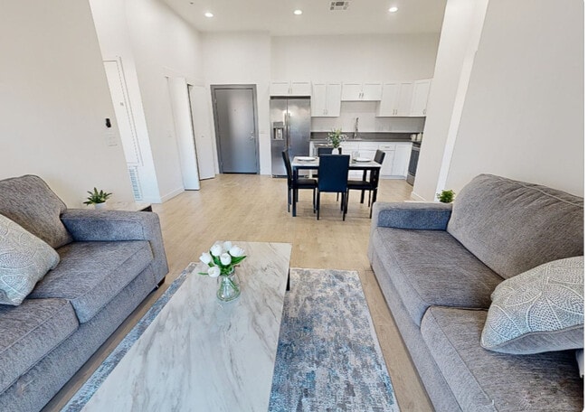 2 habitaciones, 2 baños - Sala de estar - Apache Rock Apartments