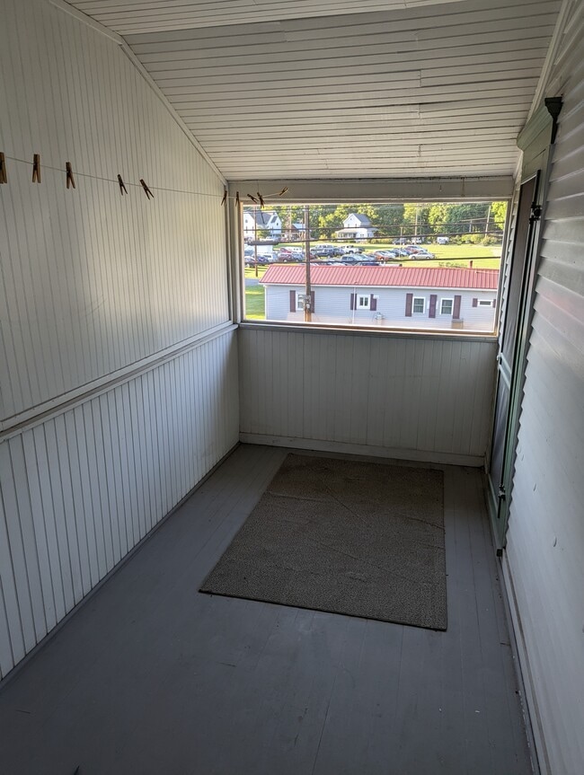 Building Photo - 124 E Main St Rental