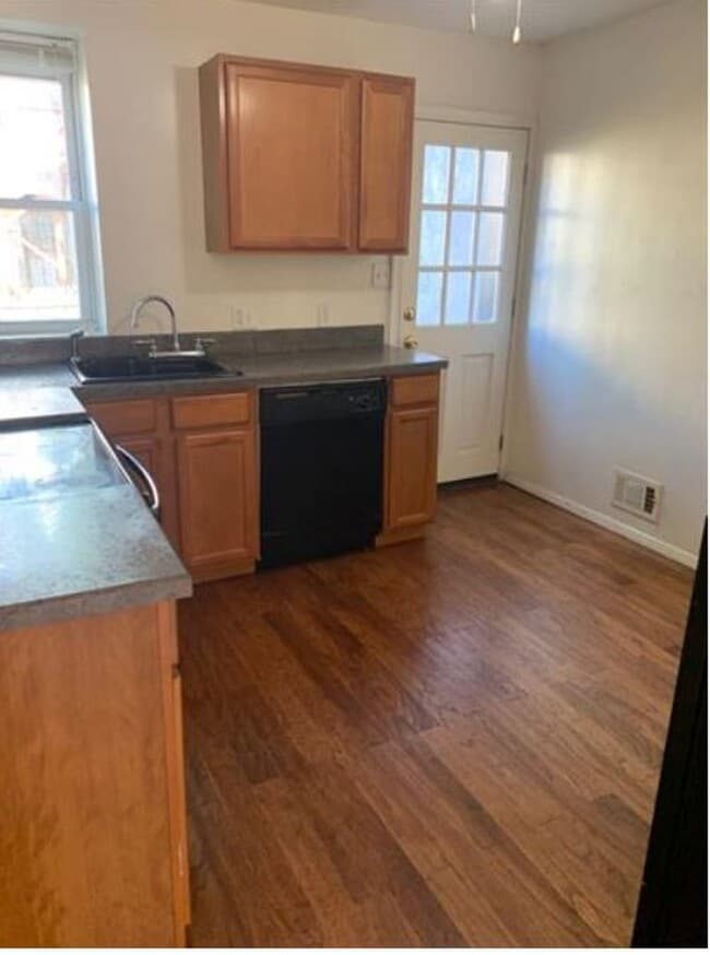 Photo - Cozy 2BR/1Bath on lovely quiet block, community garden, Calvert Street park!