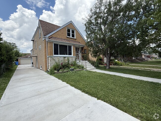 Building Photo - 3030 N Oleander Ave Rental