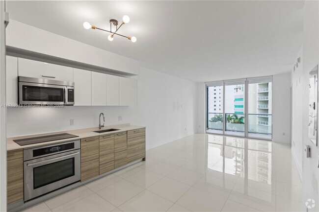 Building Photo - 1300 Brickell Bay Dr Unit 603 Rental