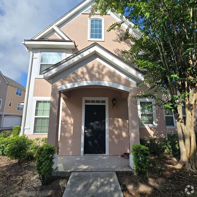 Building Photo - The Hamptons at Metrowest. Rental