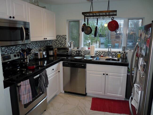 Building Photo - 2250 Cathedral Ave NW Unit 1