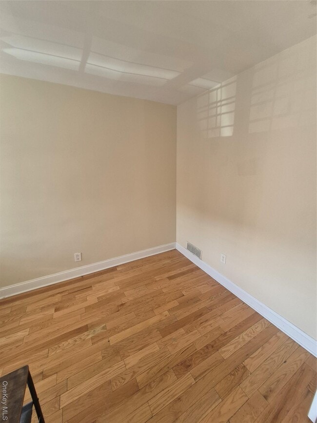 Photo - 923 E 227th St