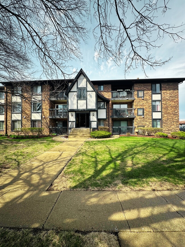 Building Photo - 13635 Lamon Ave Unit A17