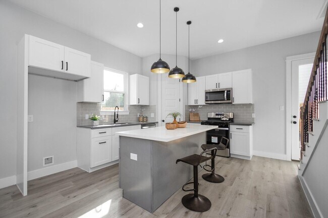 Photo - 2105 Sam Wilson St