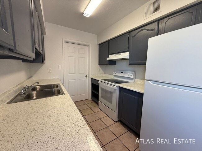 Building Photo - 104 W Inglewood St Unit 4