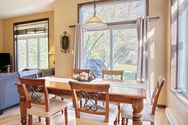 Photo - 1691 Chem. du Golf