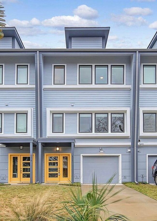 Building Photo - Available April 10th. Great 3 BR/3.5 BA Townhouse in Park Circle!