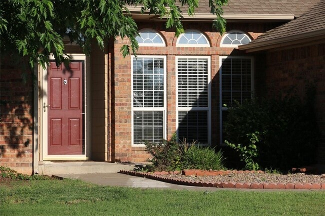 Photo - 905 Renita Way