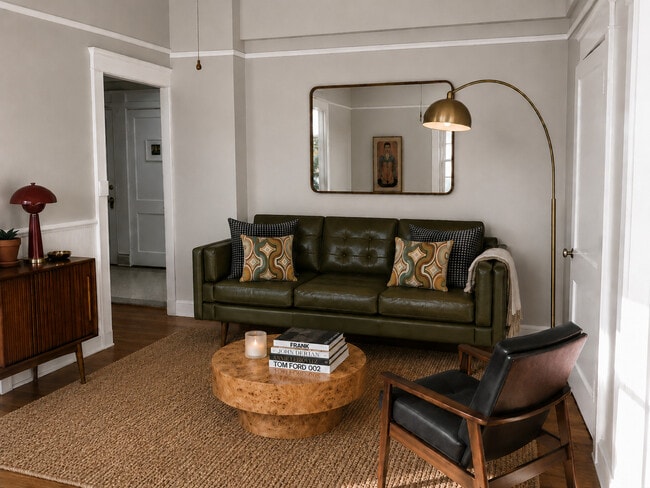Large Studio, 400sf / Living Area - The Dulion