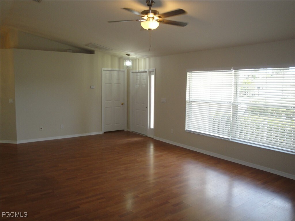 Photo - 1243 Damen St E