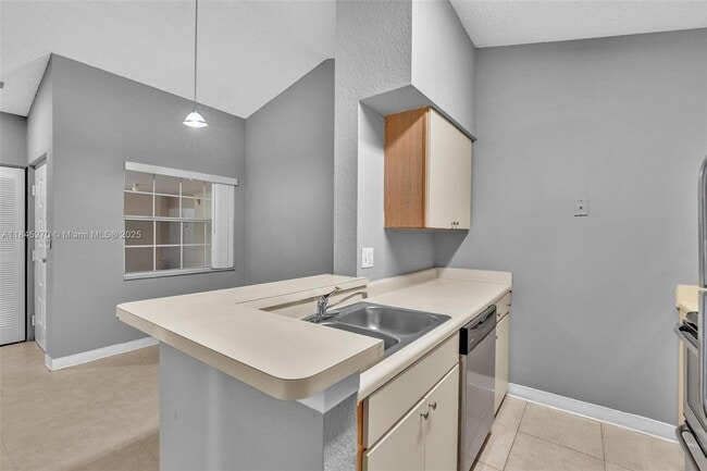 Photo - 2850 N Oakland Forest Dr Unit 313