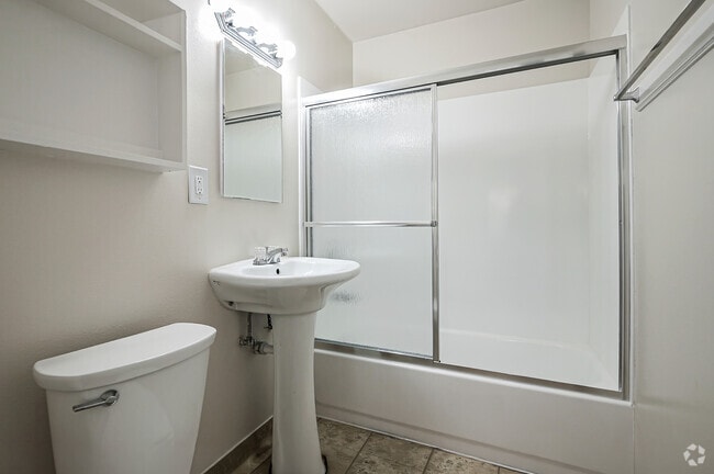 1BR, 1BA - 606SF - Bathroom