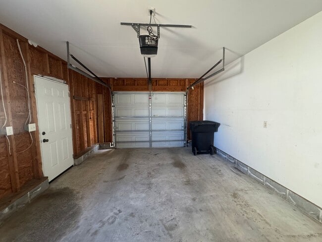 Building Photo - 111 Raintree Run