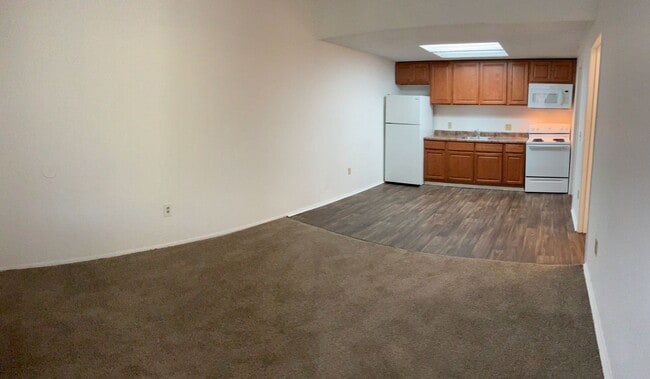 Photo - HUGE 1 BEDROOM ! GREAT PRICES! Same Day Ap... Apartamento Unidad 10-10070 - Veneto