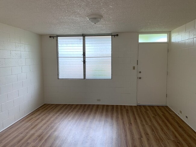 Building Photo - 2 Bedroom 1 Bath Apartment on Pensacola Street Unit 4