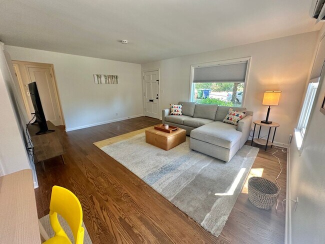 Photo - Cozy 2 bedroom home in Fauntleroy! Availab...