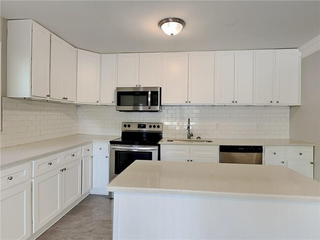 Photo - 2875 3rd Ave SW