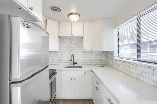 Building Photo - 12737 Greenwood Ave N Unit B