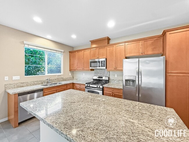 Building Photo - Stunning 4B/3BA house in San Elijo Hills!