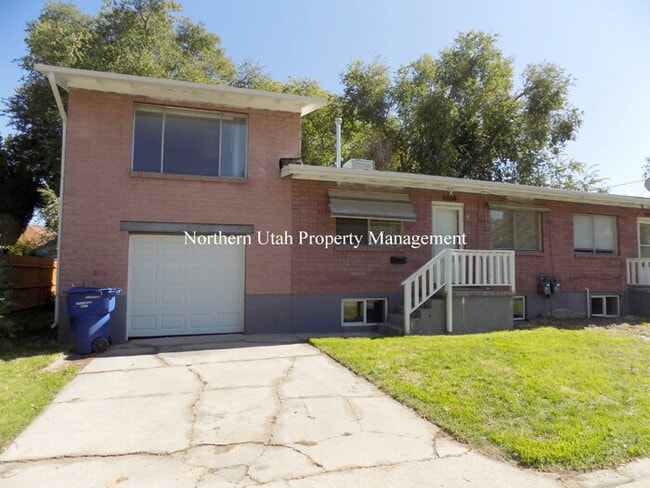 Building Photo - 4 Bed, 2 Bath