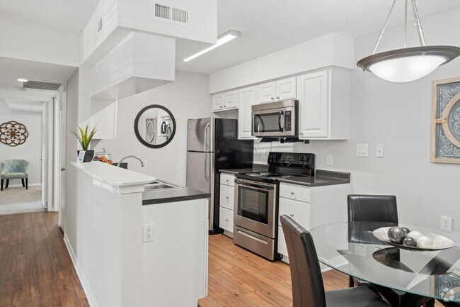 Marilyn 2BR, 1.5BA - 1,000SF - Kitchen - Franklin Woods - Students: Save up to 10%!