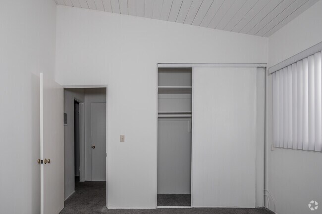 1HAB, 1BA - 700 SF