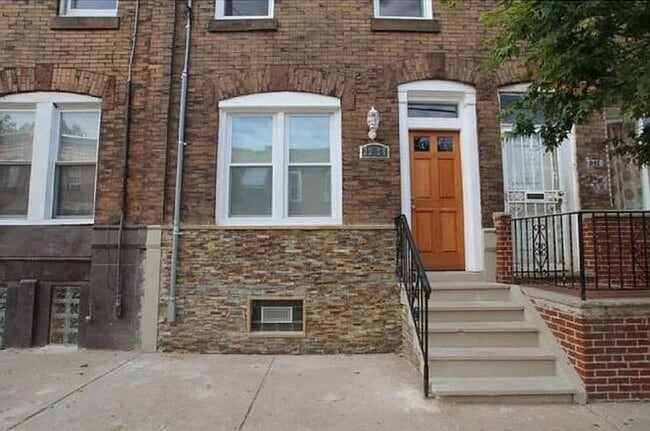 Building Photo - Spacious Three Bedroom Home in Point Breeze!