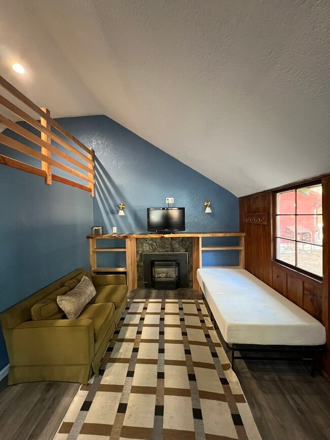 Photo - 1081 Craig Ave