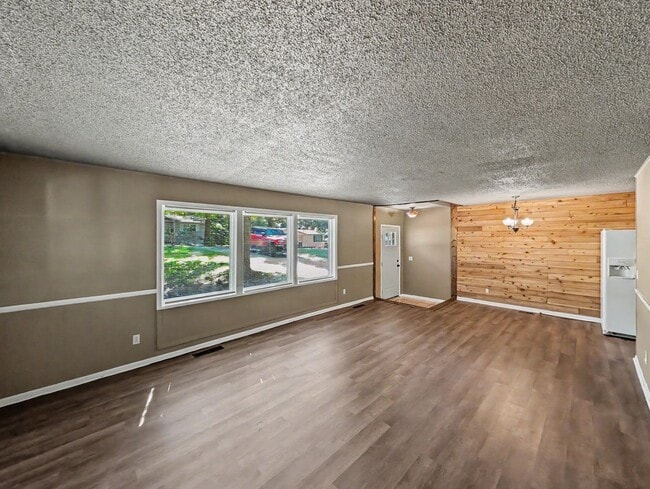 Photo - 16 Evesham Ln