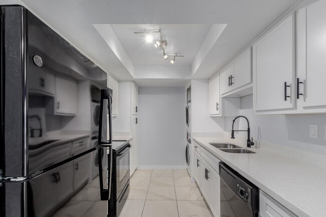 Building Photo - 10444 N 69th St Unit Apt 206