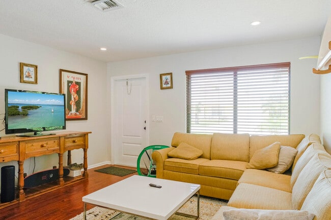 Photo - 1678 Park St