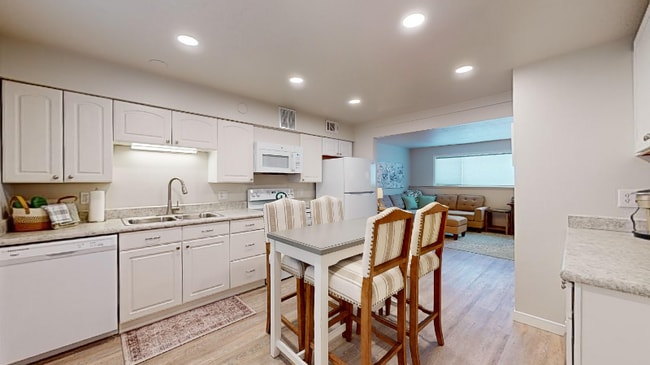 1701 Hudson St Unit 4