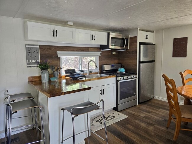 Photo - Great Two Bedroom Close To Midtown