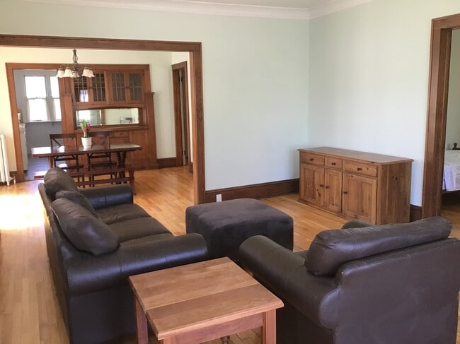 ¡Amplio salón con mucha luz! - 4636 Cedar Ave