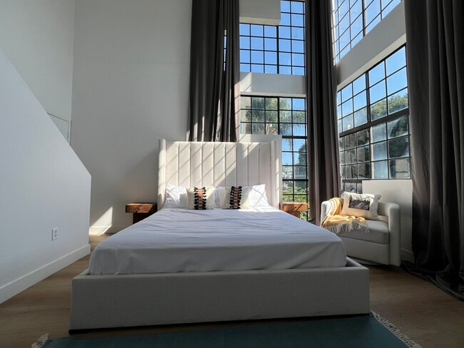 Photo - 2584 S Centinela Ave Unidad 1