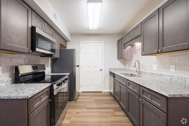 2BR 2BA, 1040SF, Furnished - Kitchen - Cambridge Apartments of Florence