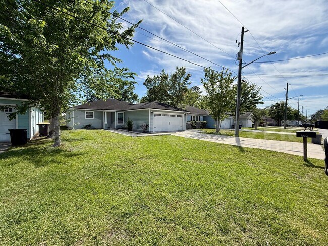 Photo - Stylish 4BR Retreat with Granite Kitchen, Spacious Yard & No HOA!!