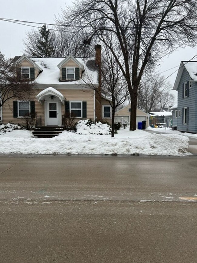 3 Bed 2 Bath Single Family Home Rental House Rental in Appleton, WI