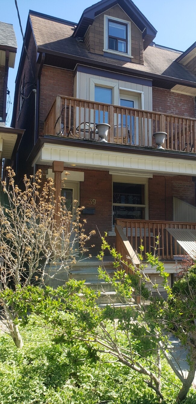 Building Photo - EAGLE’S NEST, Sun filled very bright loft apt- (Dupont & Christie) Unit Upper