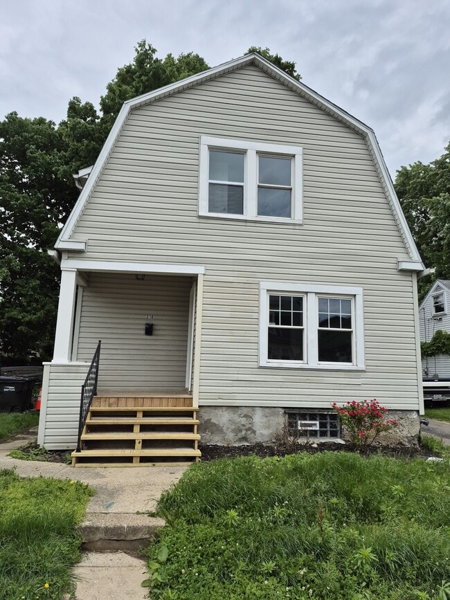 Photo - 210 S Hedges St House