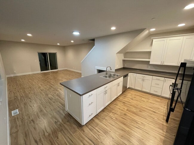 Building Photo - 1401 E Hardcastle Ave Unit #1