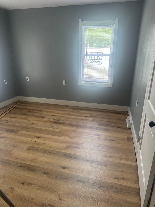 Photo - 123 N E St