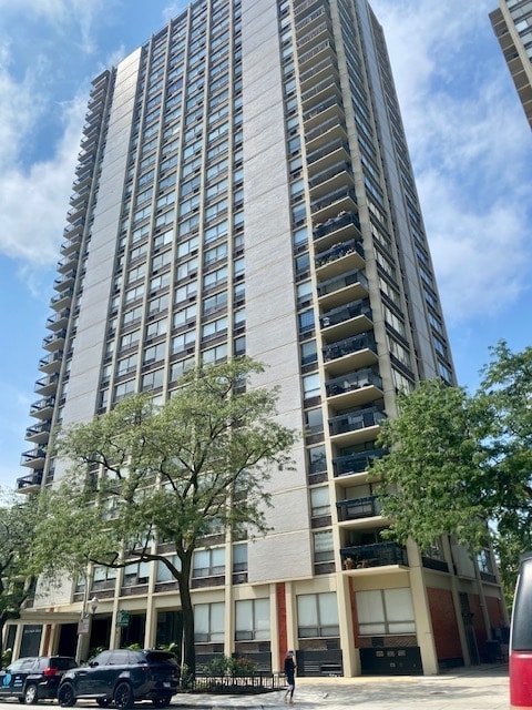 Building Photo - 1355 N Sandburg Terrace Unit 1608D