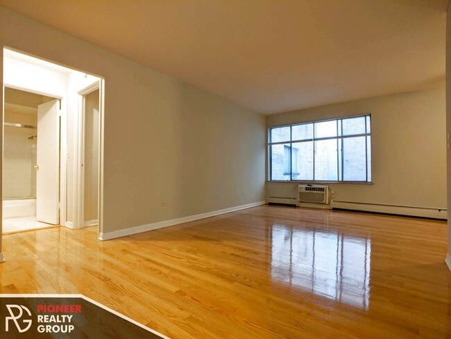 Building Photo - 502 W Briar Pl Unit #510-505